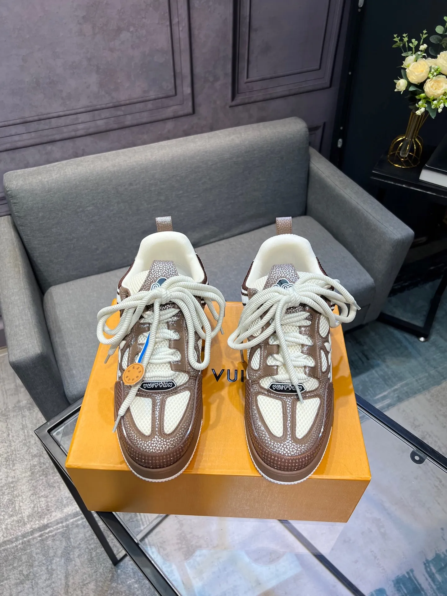 Men's men's shoes💰800 LV top version Jigglypuff new model Purchasing quality LV~Louis Vuitton LV TRAINER's best-looking sneakers, Donkey Brand strongly recommends new products, official website limited edition retro basketball sneakers! Both high-top and low-top models spent money to purchase 1:1 accurate reproductions of the originals. The details are invincible and full of sincerity. The imported custom-made original cowhide leather is the same as the original package. The details are 100% restored. The private model customizes the original one-piece TPU outsole. It is different from other brands. Without the original version, this effect cannot be achieved!                Men's and women's models 35-40 39-45 (46 is custom-made and cannot be returned or exchanged)